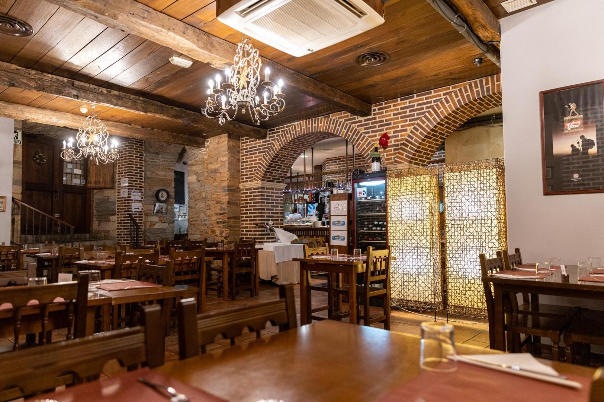 Hotel Aroi Bierzo Plaza Понферрада Экстерьер фото