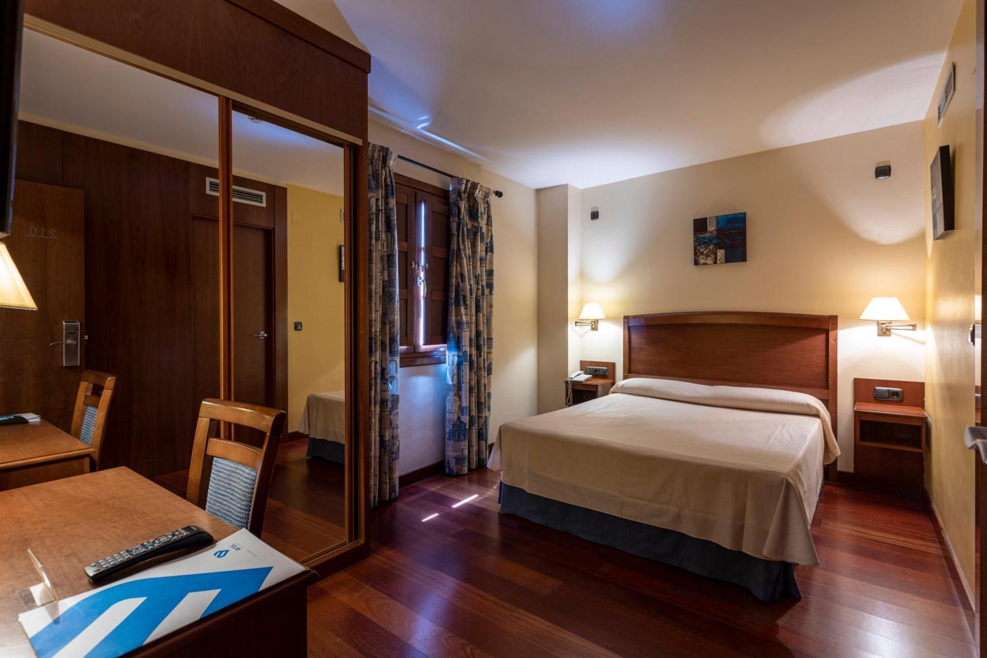 Hotel Aroi Bierzo Plaza Понферрада Экстерьер фото
