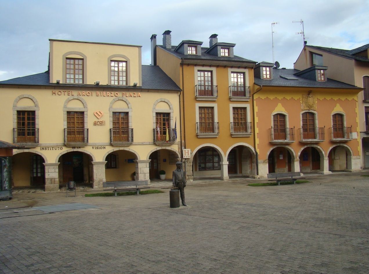 Hotel Aroi Bierzo Plaza Понферрада Экстерьер фото